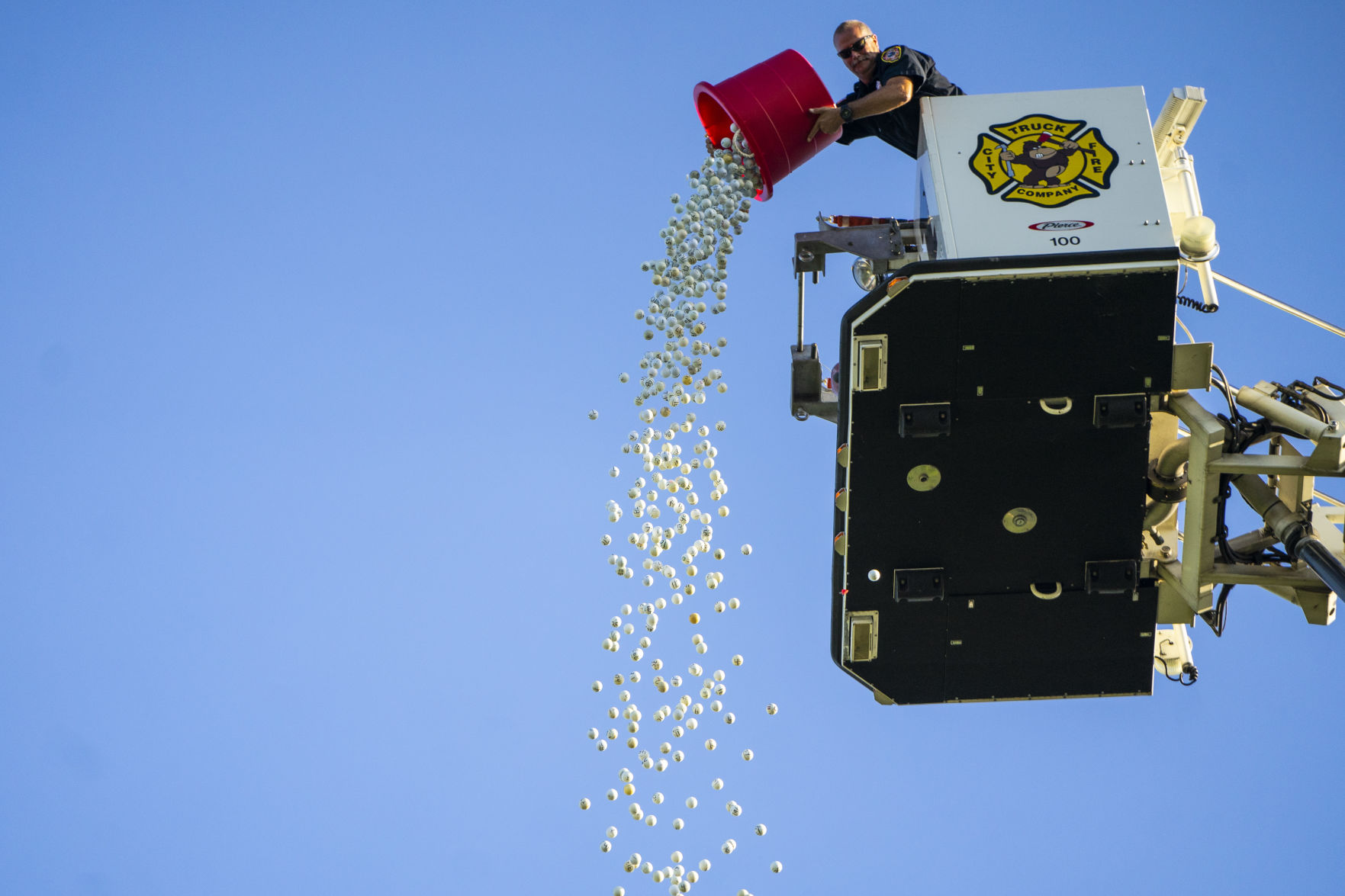 0919_wdj_iveshillgolfballdrop_JH01.JPG